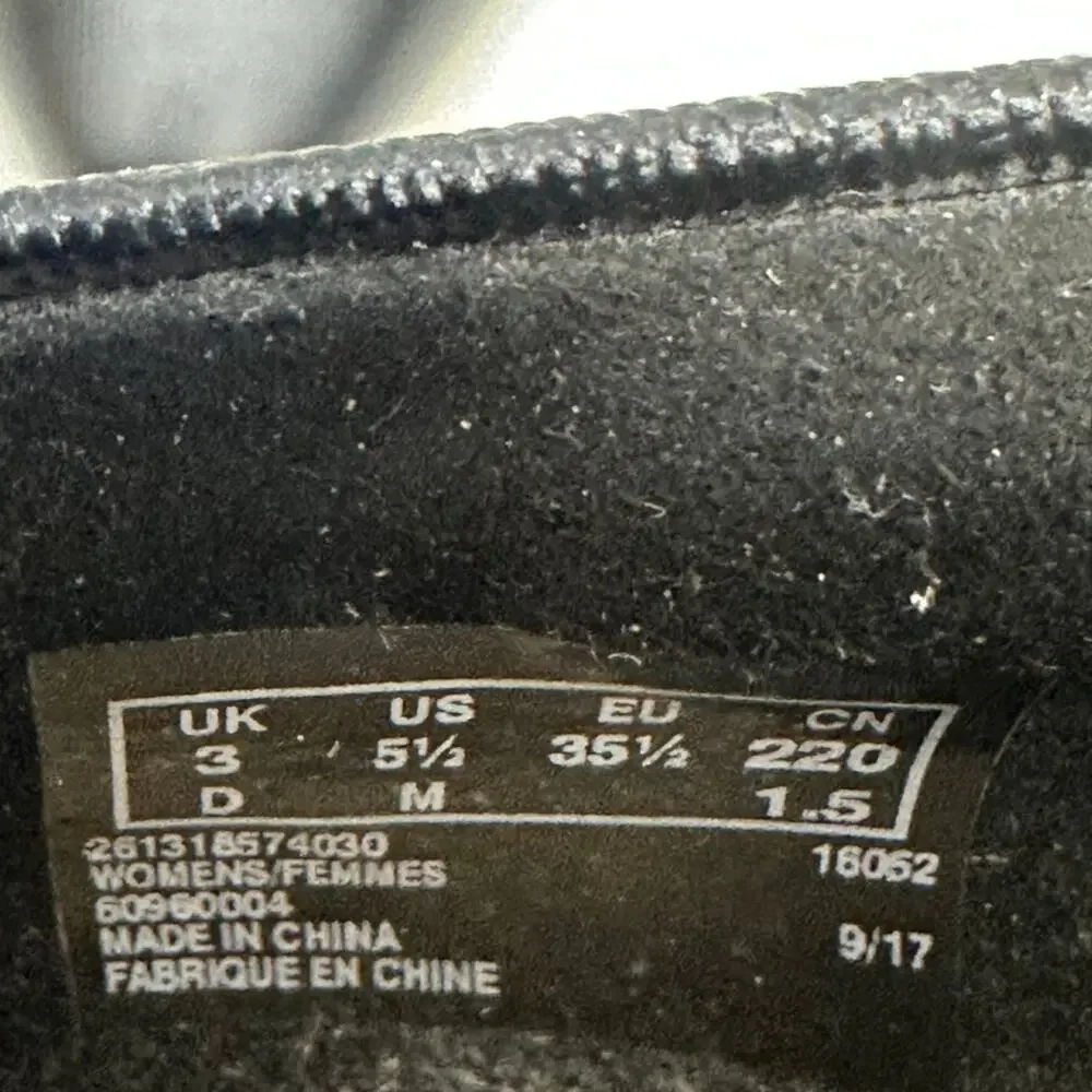 Clarks Artisian Black Textured Leather Heels Pumps Women's 5.5